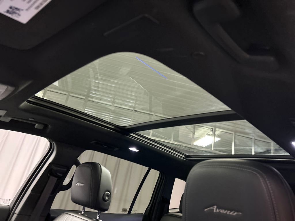 Used 2025 Buick Enclave Avenir image 23