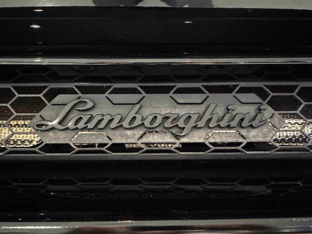 Used 2020 Lamborghini Huracan EVO image 18