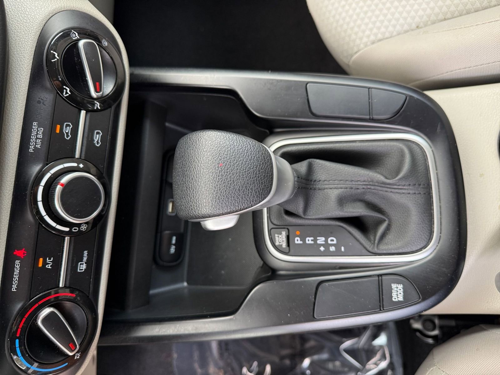 Used 2025 Kia Soul LX w/ LX Technology Package FWD image 38