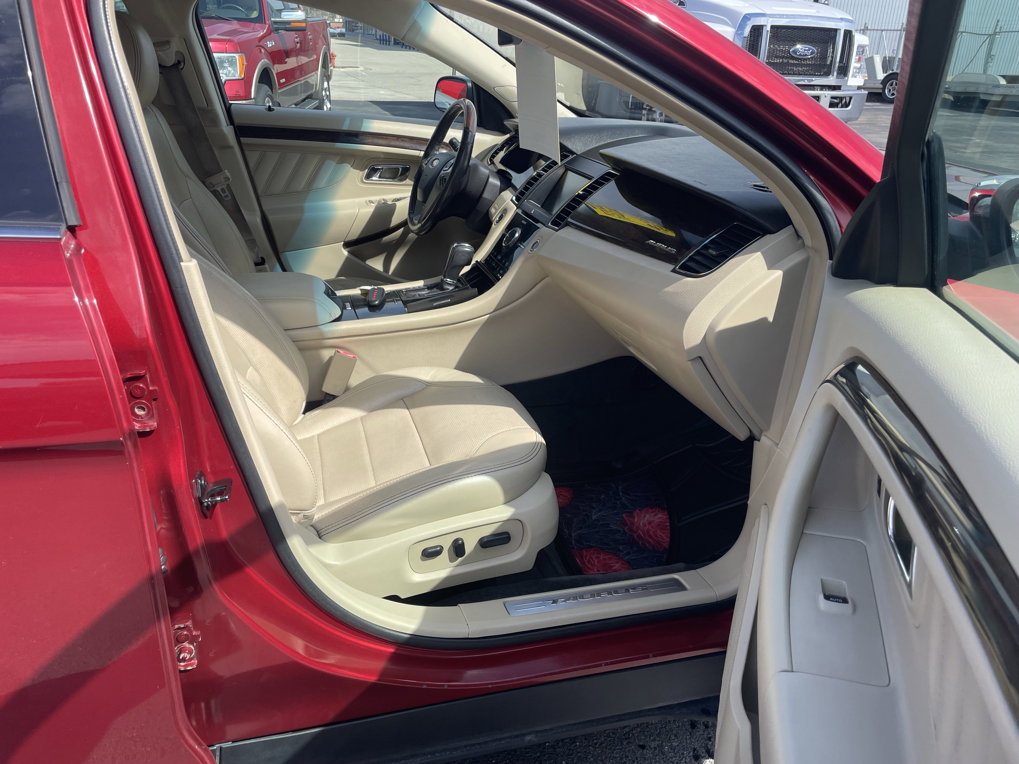 Used 2013 Ford Taurus Limited FWD image 28