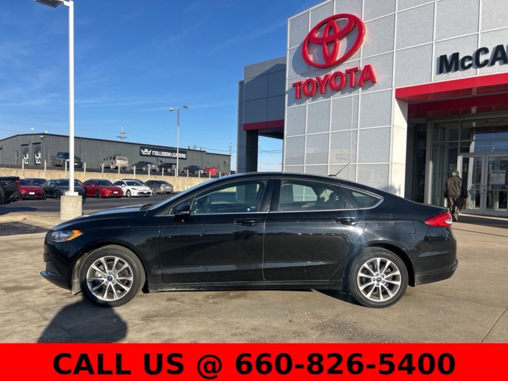 Used 2017 Ford Fusion SE image 2