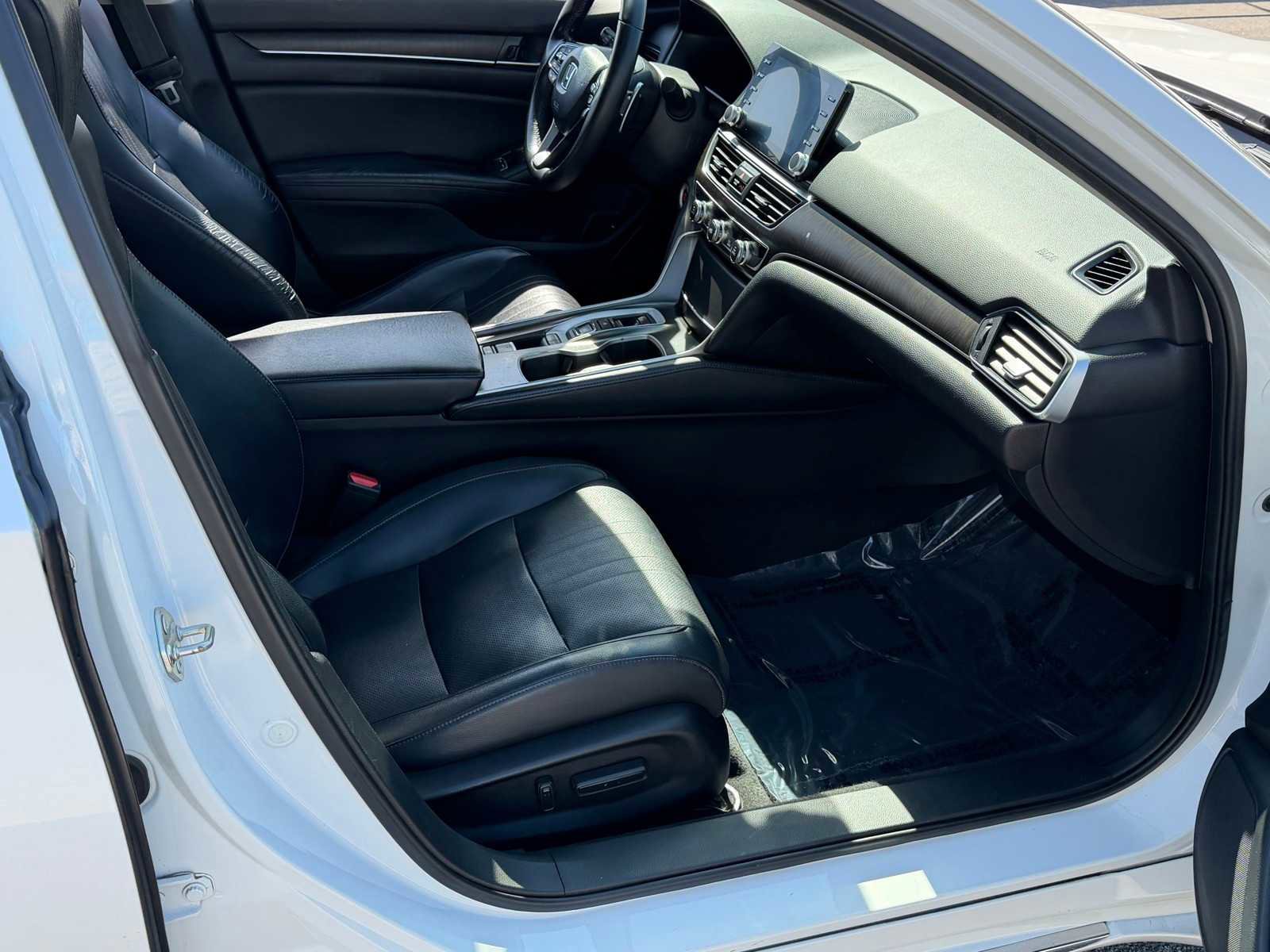 Used 2018 Honda Accord Touring image 30