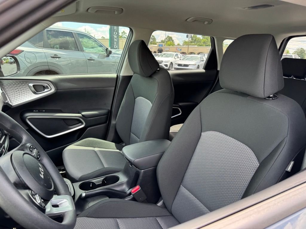 Used 2025 Kia Soul LX FWD image 9