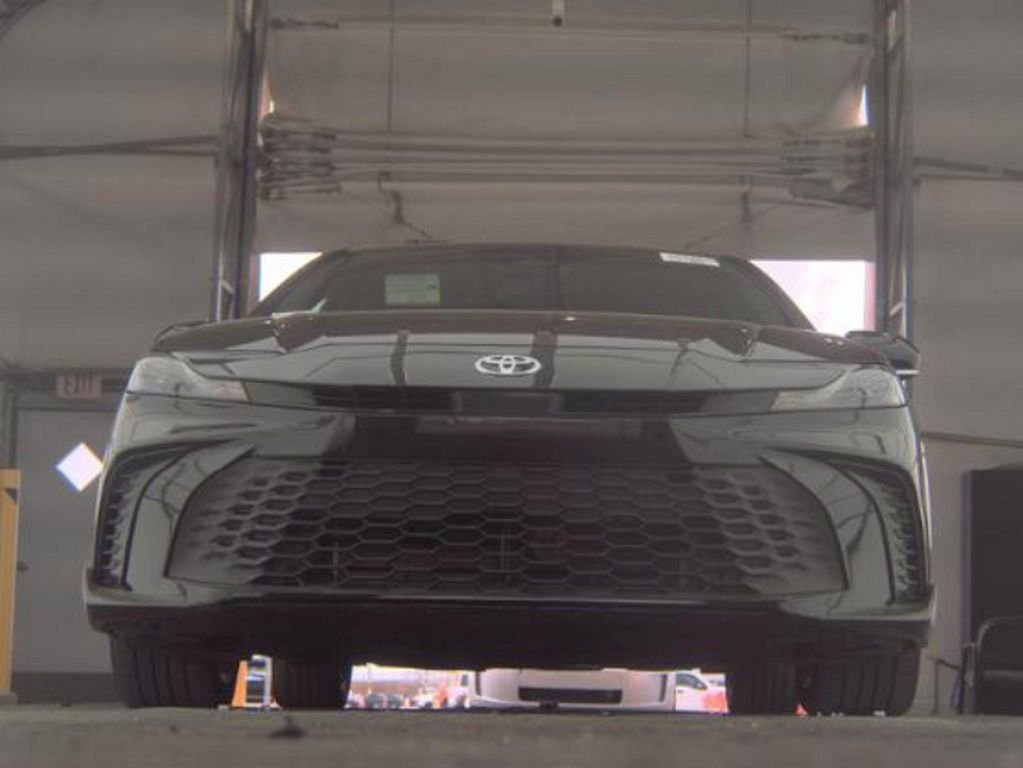 Used 2025 Toyota Camry SE image 3