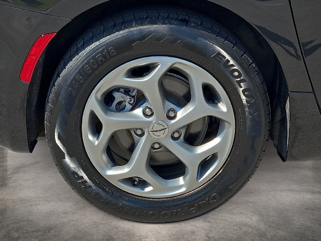 Used 2023 Chrysler Pacifica Limited FWD image 7