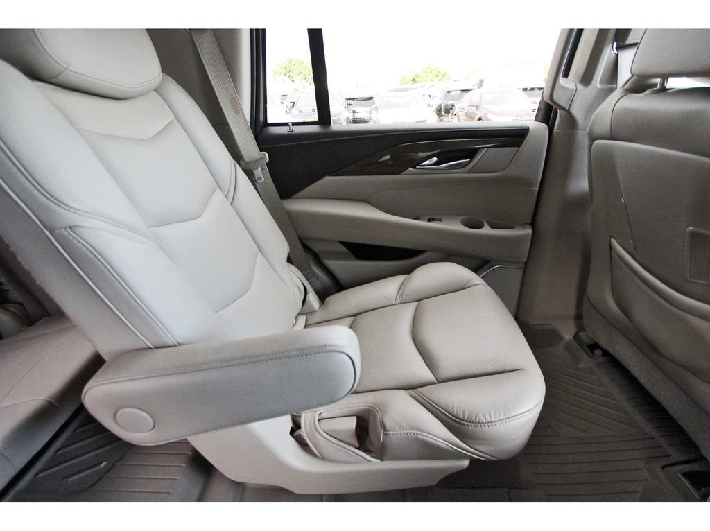 Used 2020 Cadillac Escalade Luxury RWD image 12