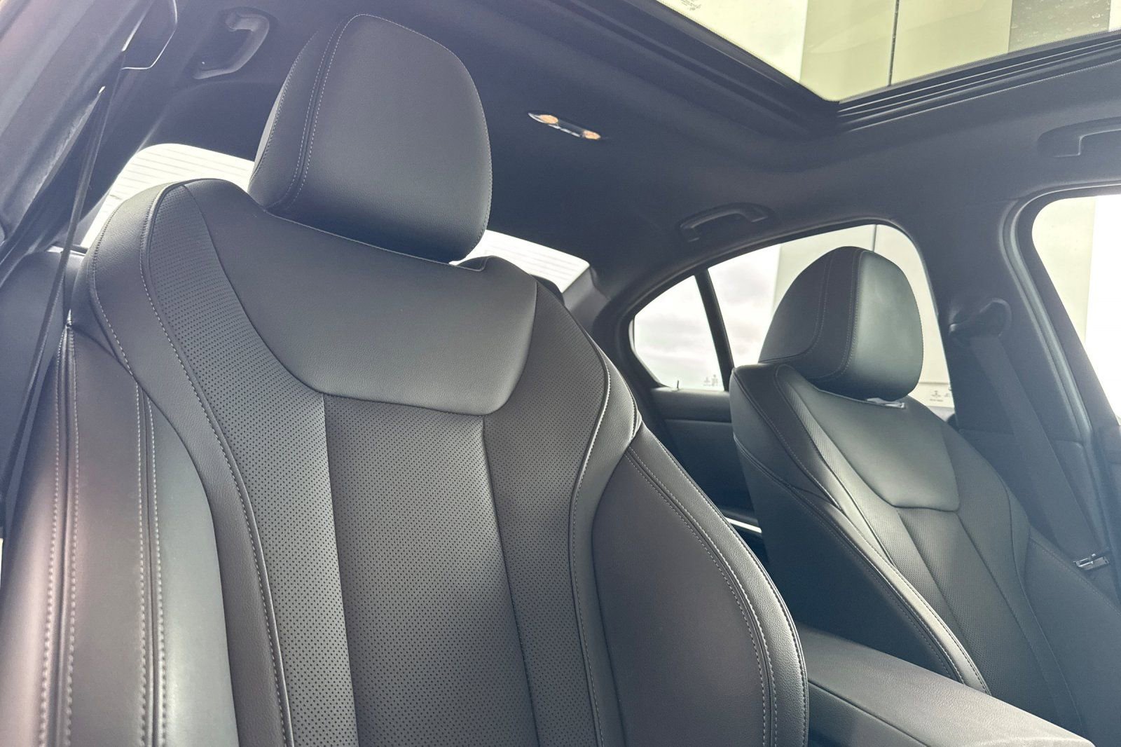 Used 2022 BMW 330i xDrive Sedan w/ Convenience Package image 19