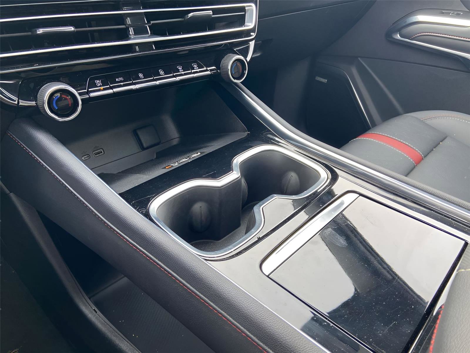 Used 2025 Chevrolet Traverse RS image 24