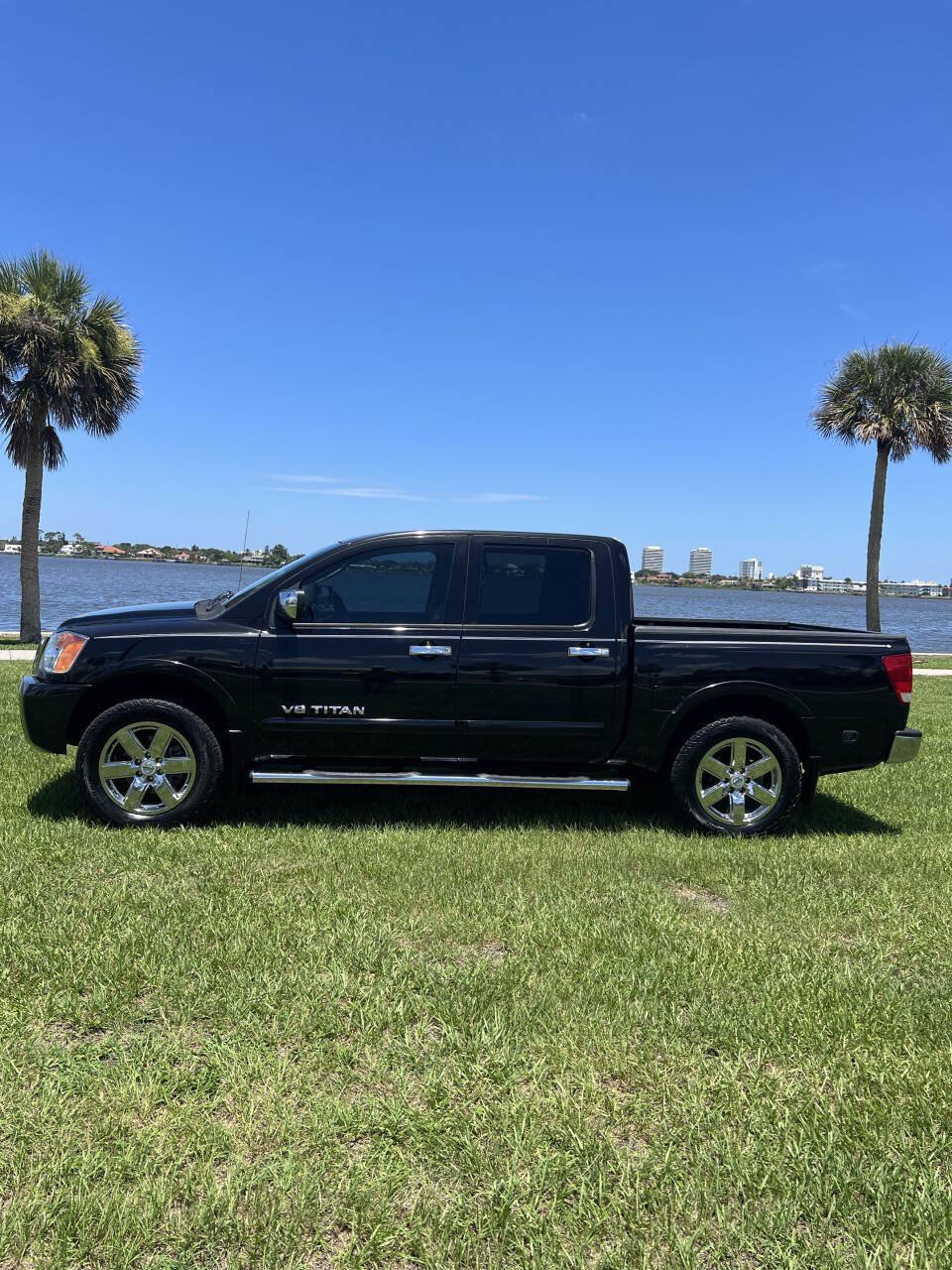 Used 2010 Nissan Titan SE w/ Texas Titan Pkg RWD image 4
