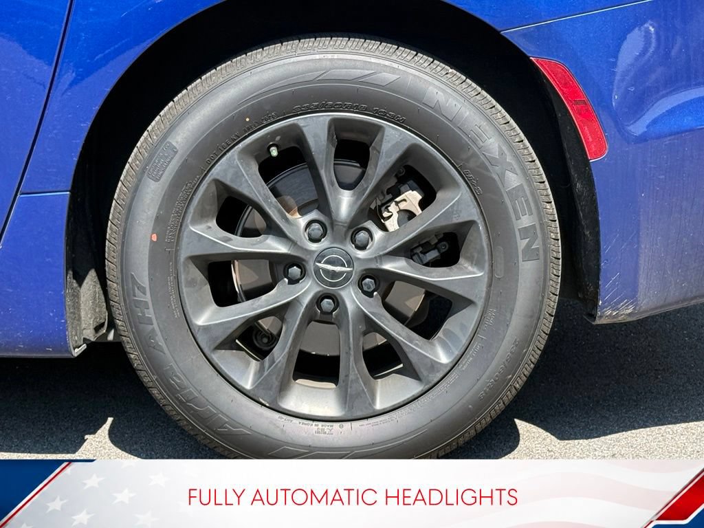 Used 2021 Chrysler Pacifica Touring w/ S Appearance Package FWD image 8