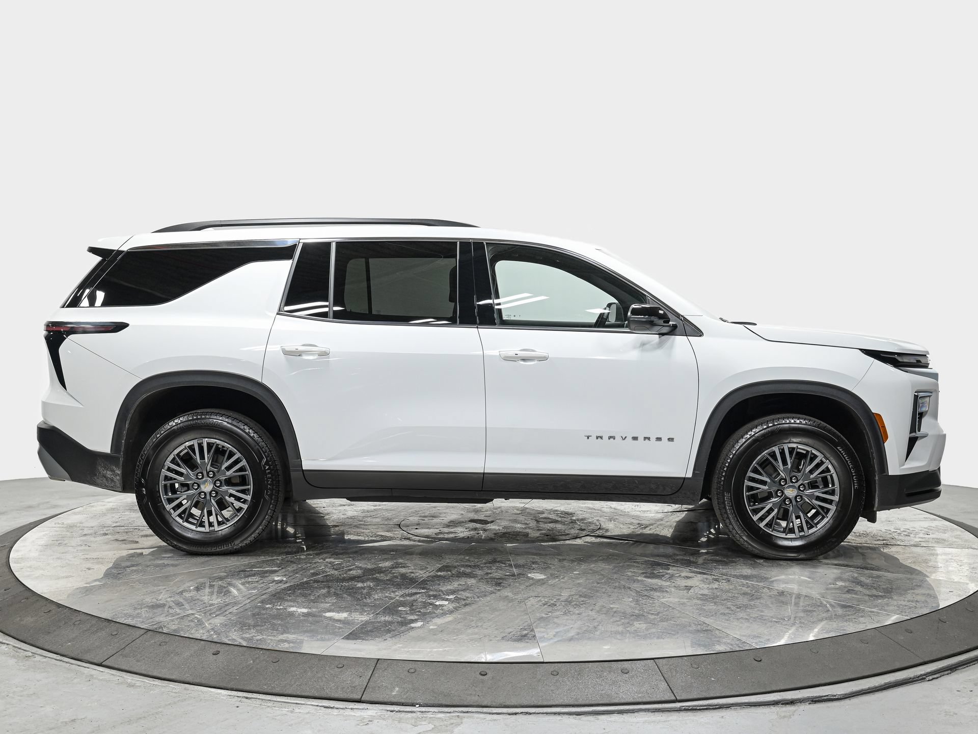 Used 2025 Chevrolet Traverse LT FWD image 8