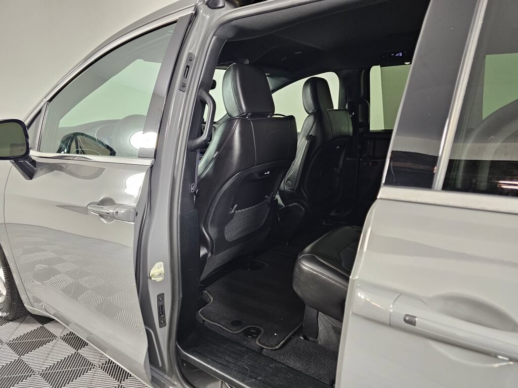 Used 2025 Chrysler Pacifica Select FWD image 32