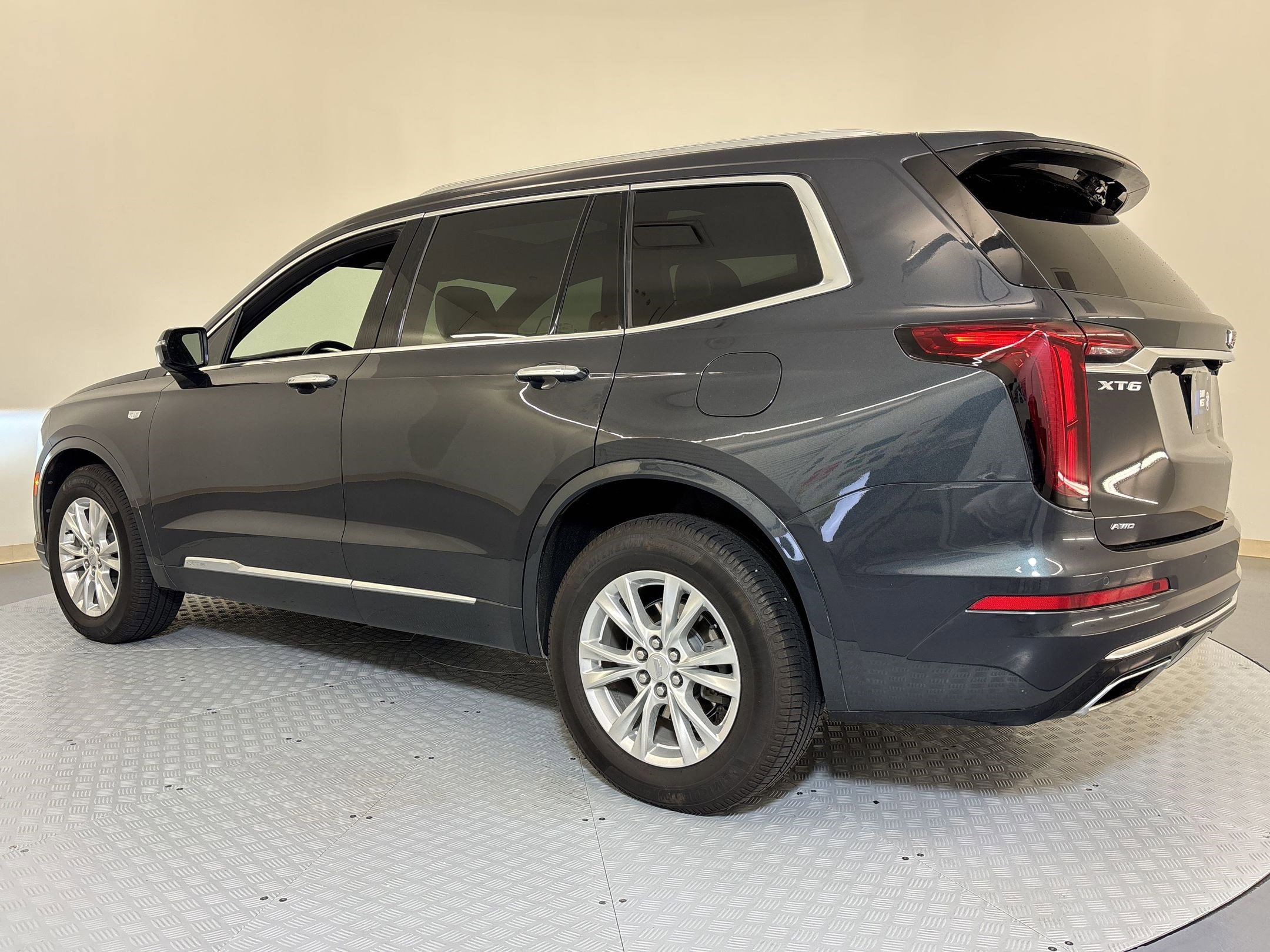 Used 2022 Cadillac XT6 Luxury w/ LPO, Floor Liner Package AWD/4WD image 3