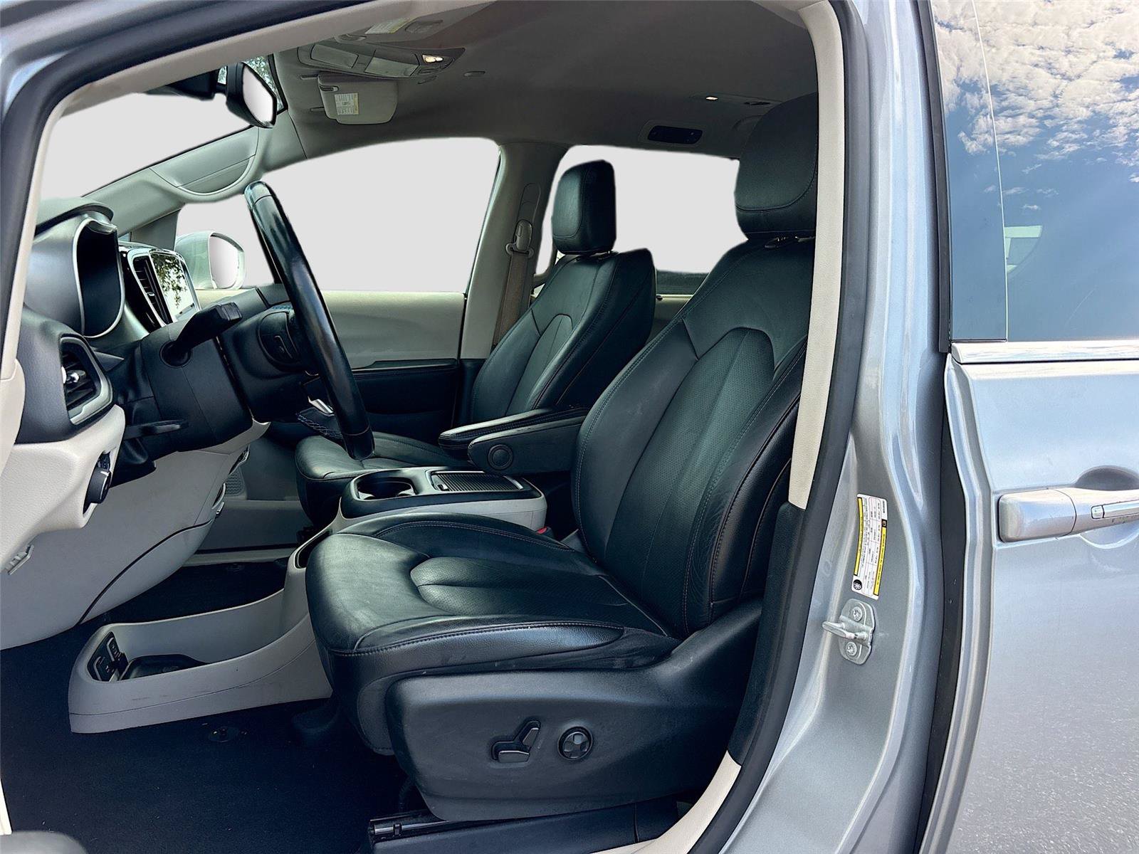Used 2021 Chrysler Pacifica Touring-L FWD image 22