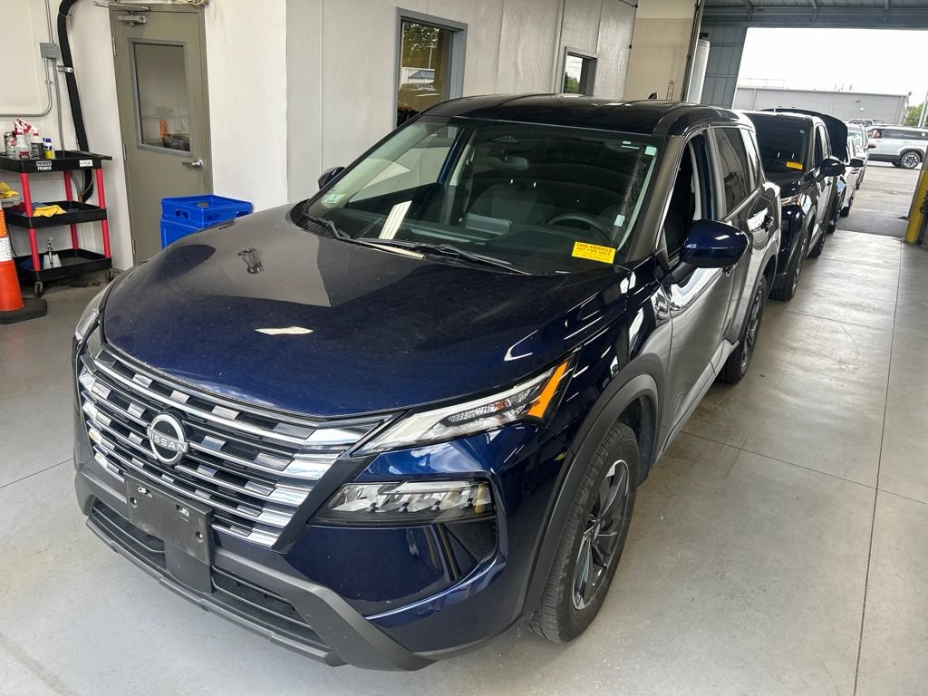 Used 2024 Nissan Rogue SV AWD/4WD image 2