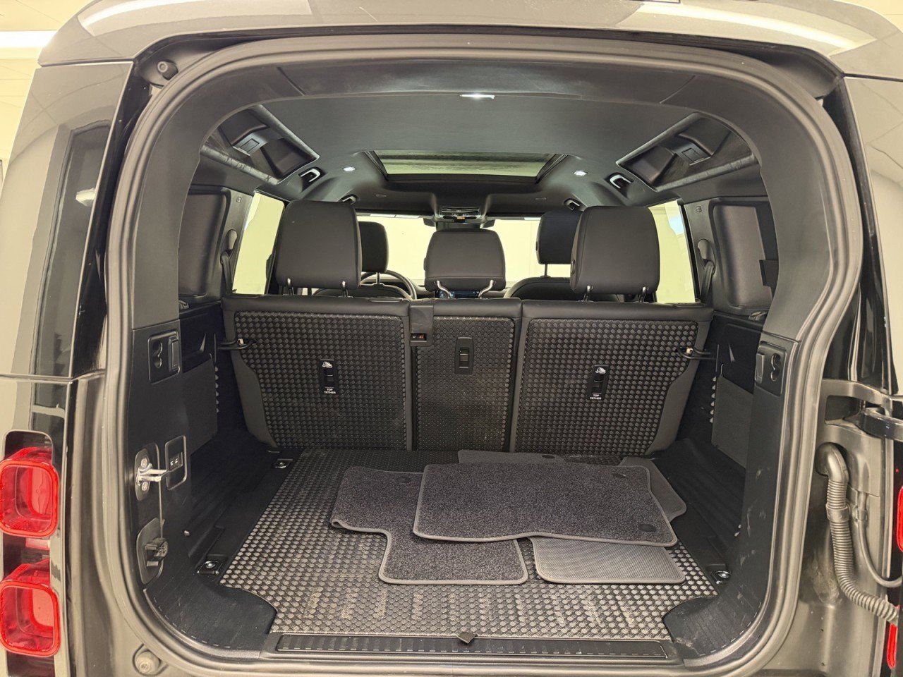 Used 2025 Land Rover Defender 110 S image 43