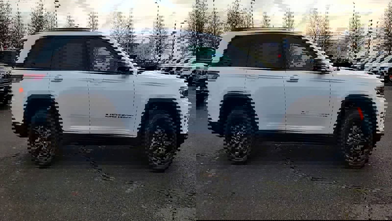 New 2025 Jeep Grand Cherokee Altitude image 9