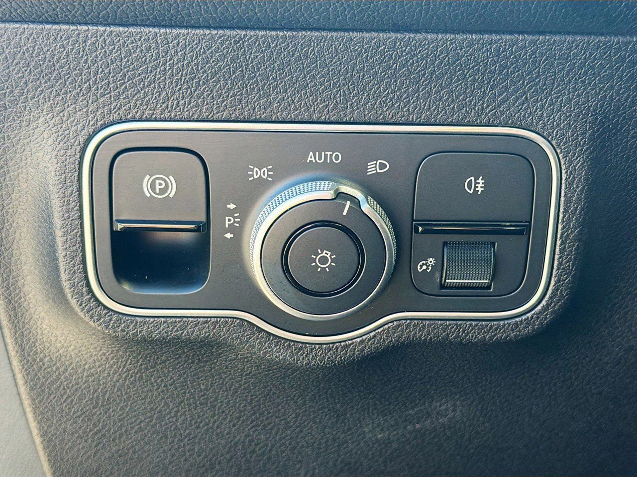 Used 2025 Mercedes-Benz GLB 35 AMG 4MATIC image 34