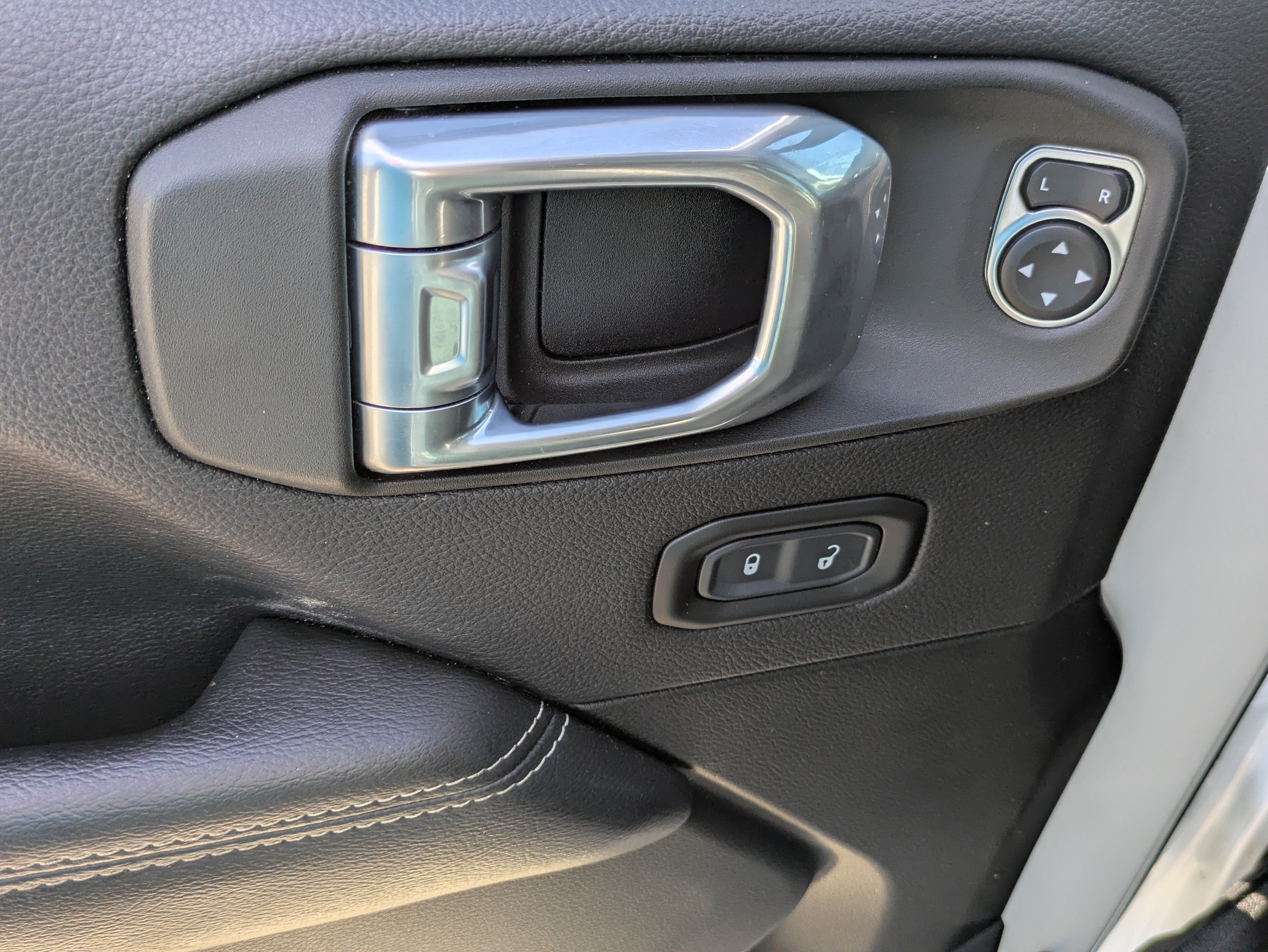 Used 2023 Jeep Wrangler Unlimited Sahara AWD/4WD image 5
