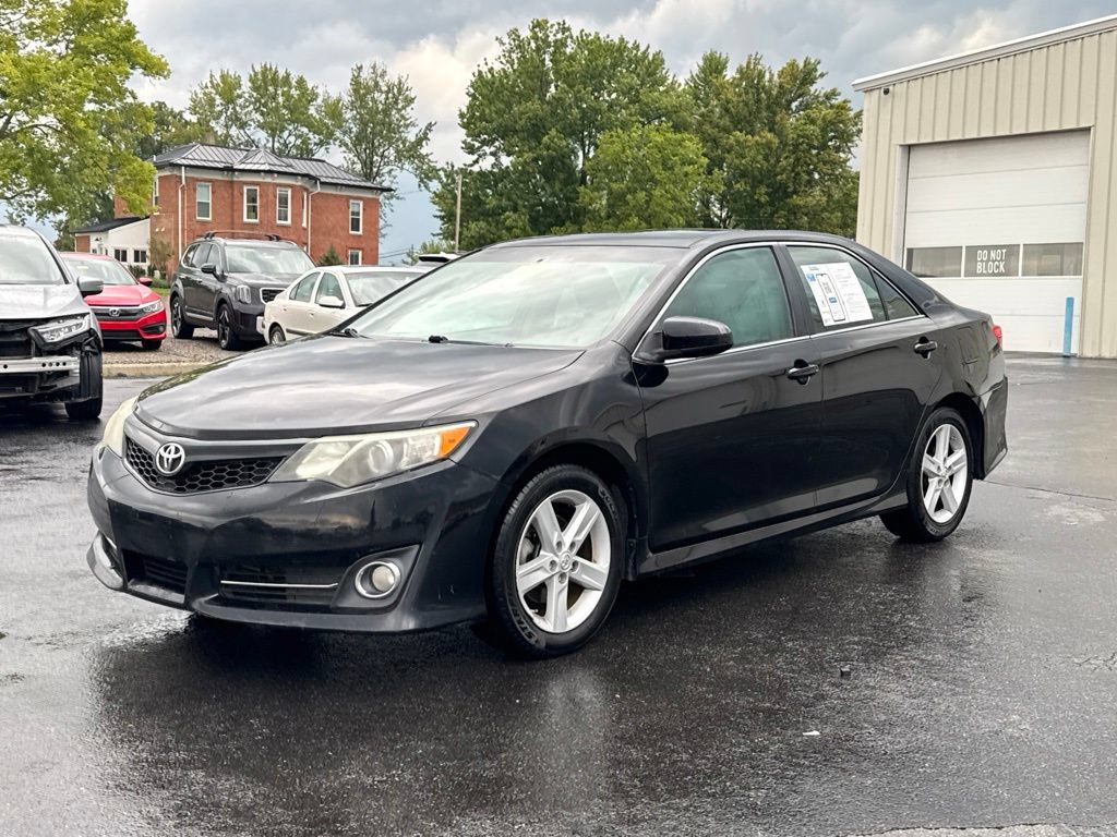 Used 2014 Toyota Camry SE w/ Moonroof Package FWD image 3