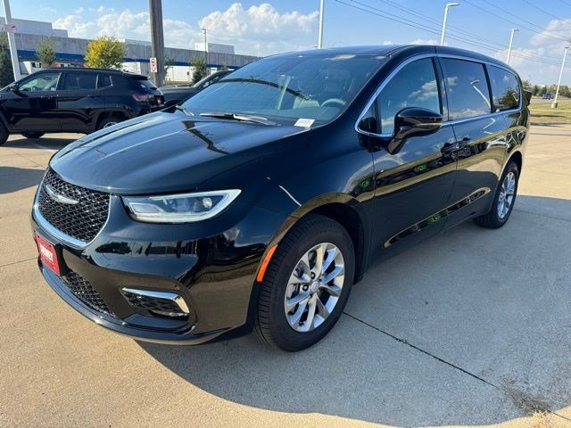 New 2026 Chrysler Pacifica Select image 3