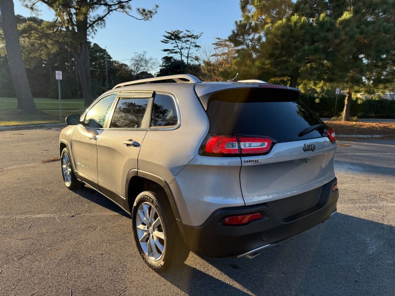 Used 2014 Jeep Cherokee Limited w/ Luxury Group image 4
