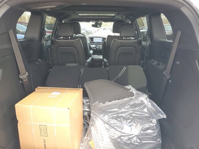 New 2026 Chrysler Pacifica Limited w/ S Appearance Package AWD/4WD image 8
