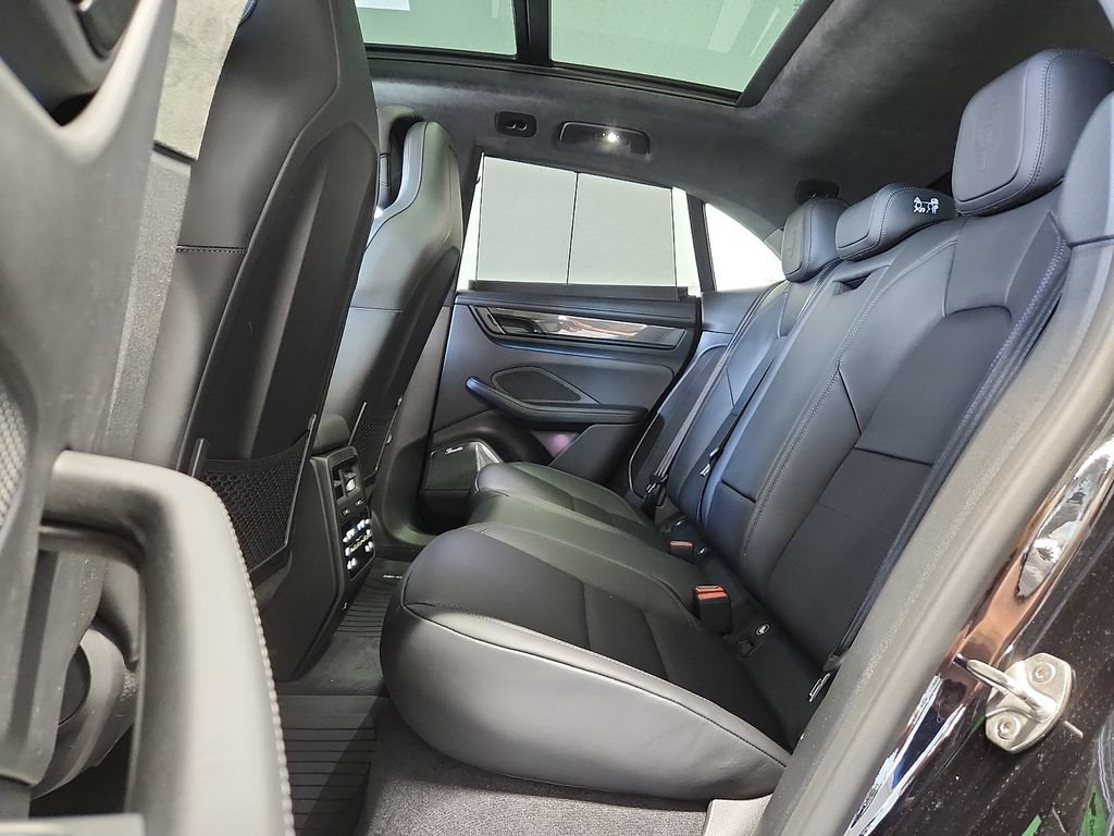 New 2026 Porsche Macan Turbo Electric AWD/4WD image 11