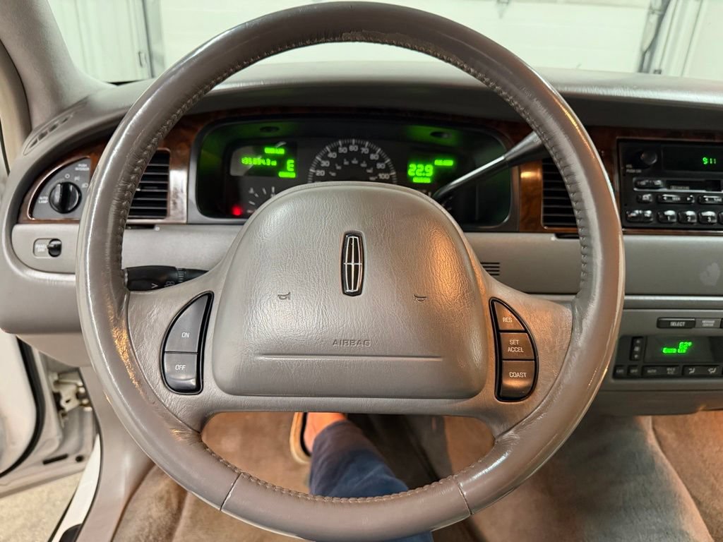 Used 2000 Lincoln Town Car Executive RWD image 32