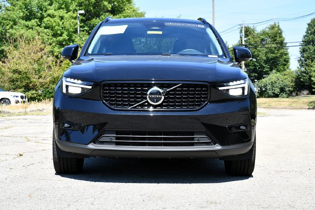 Certified 2026 Volvo XC40 B5 Plus AWD/4WD image 2