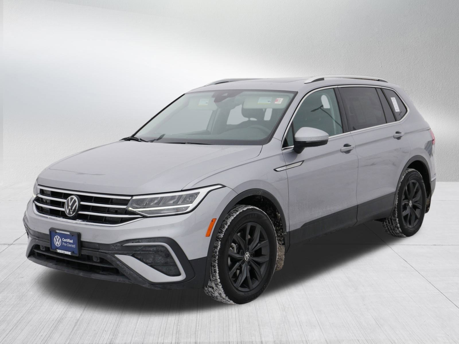 Certified 2024 Volkswagen Tiguan SE image 3