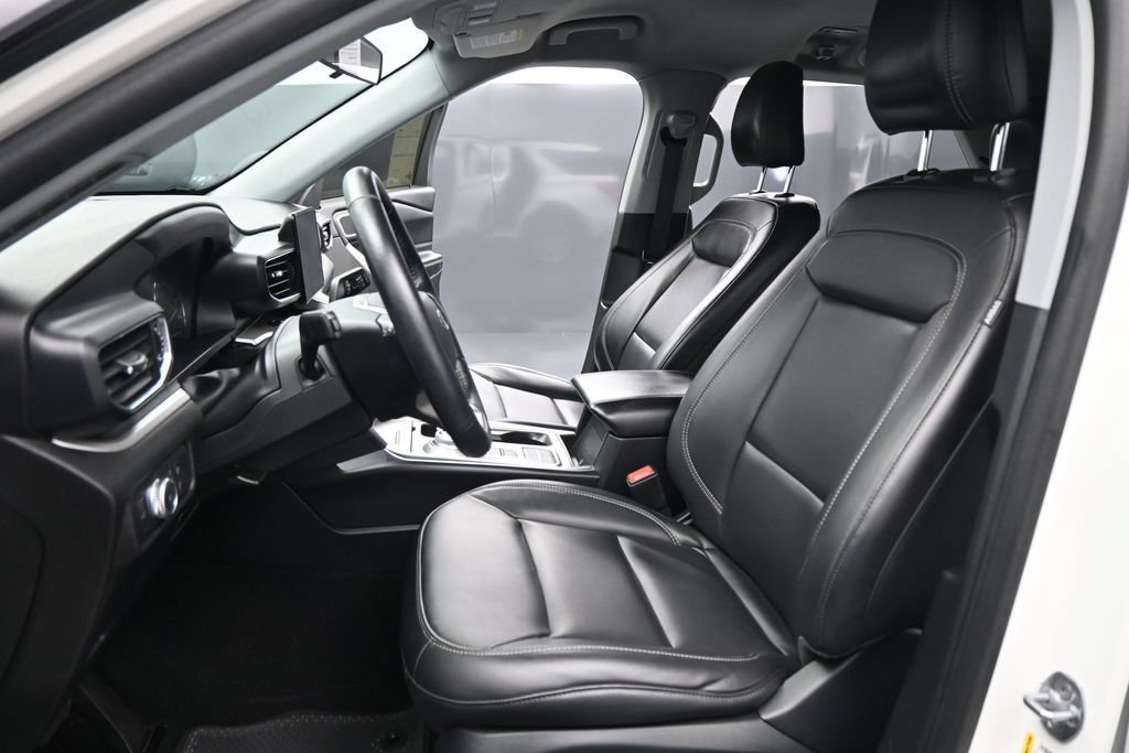 Certified 2021 Ford Explorer XLT w/ Equipment Group 202A RWD image 9