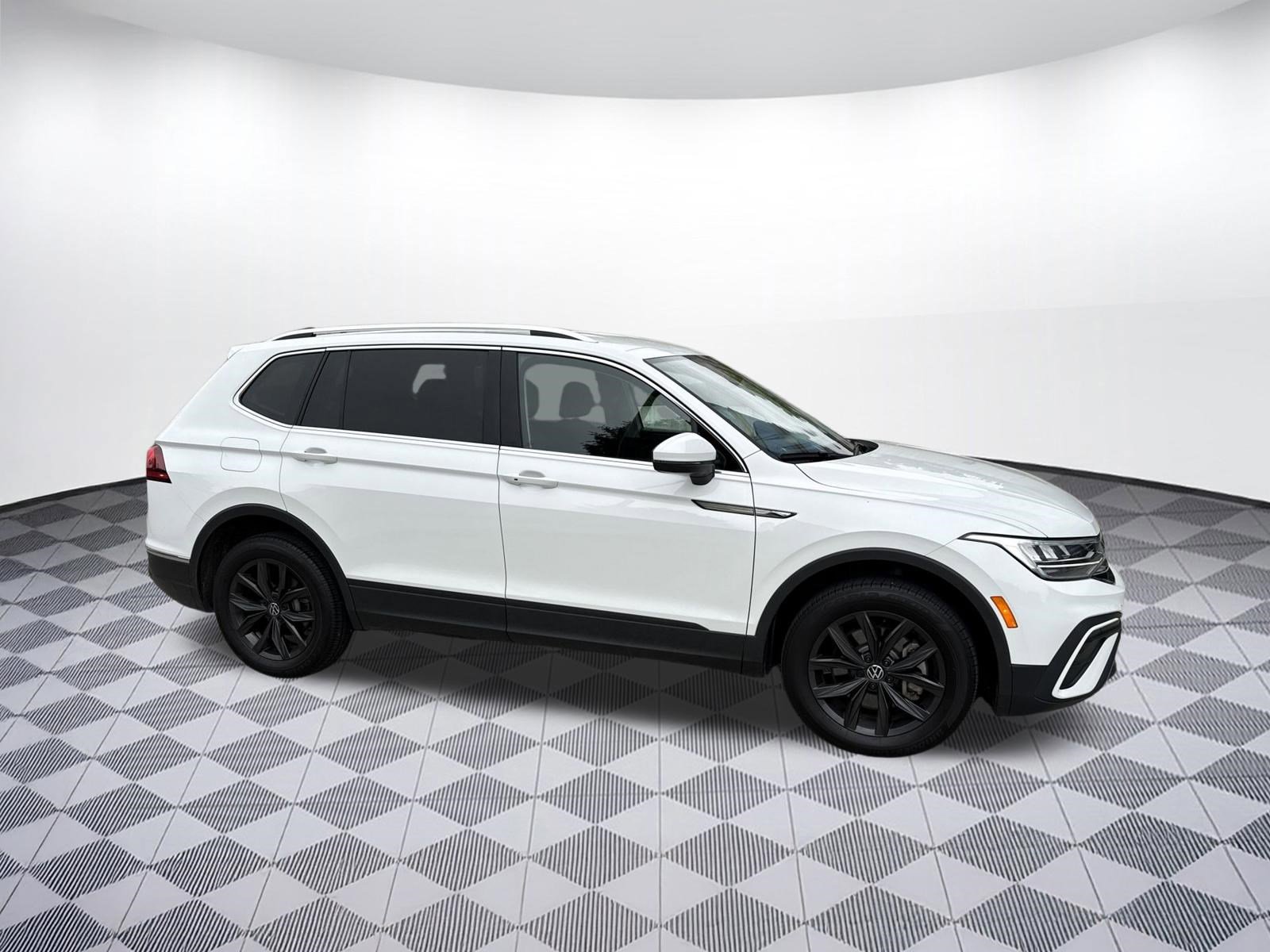 Used 2024 Volkswagen Tiguan SE AWD/4WD image 20