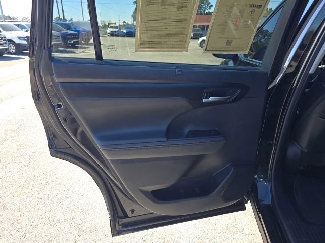 Used 2021 Toyota Highlander XLE FWD image 35