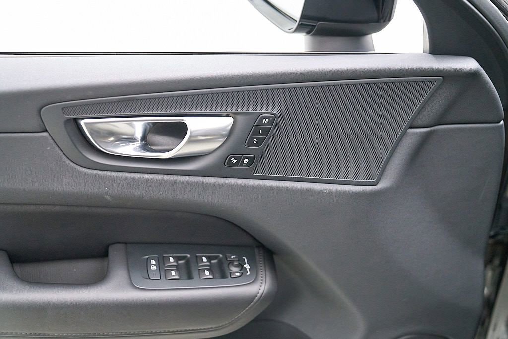 Certified 2025 Volvo XC60 B5 Plus AWD/4WD image 11
