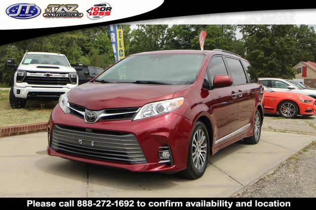 Used 2018 Toyota Sienna XLE Premium w/ Carpet Mat Package FWD image 3