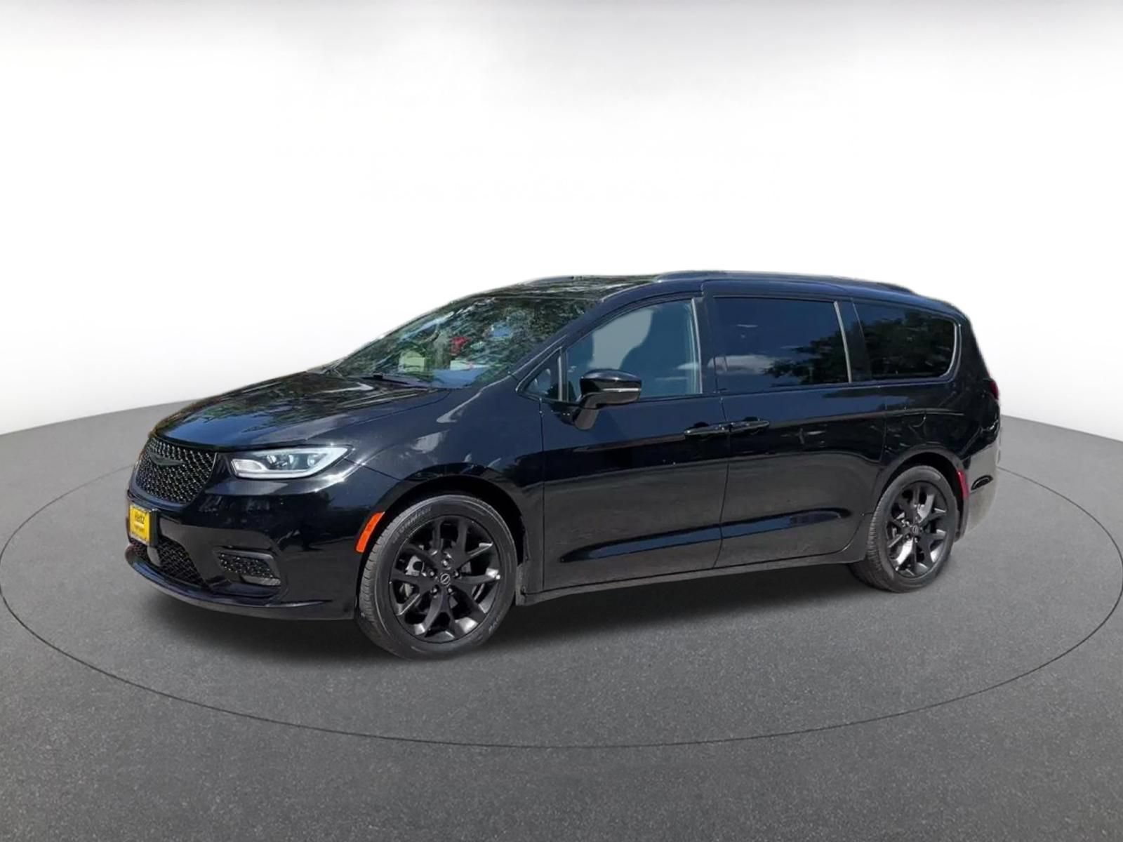 Used 2025 Chrysler Pacifica Limited FWD image 6