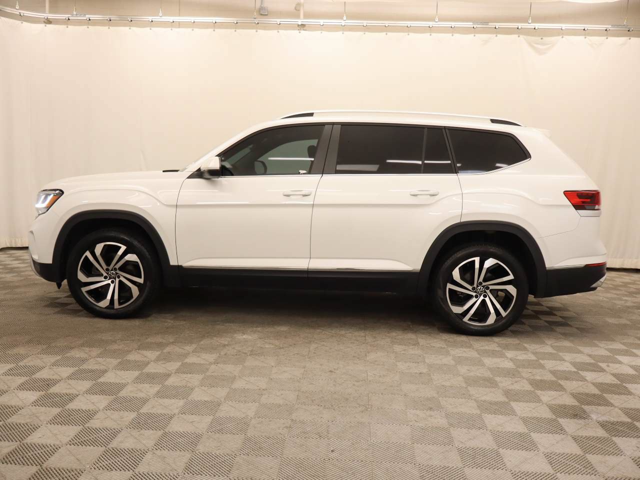 Used 2023 Volkswagen Atlas SEL AWD/4WD image 2
