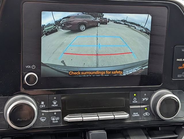 Used 2023 Toyota Highlander LE FWD image 19