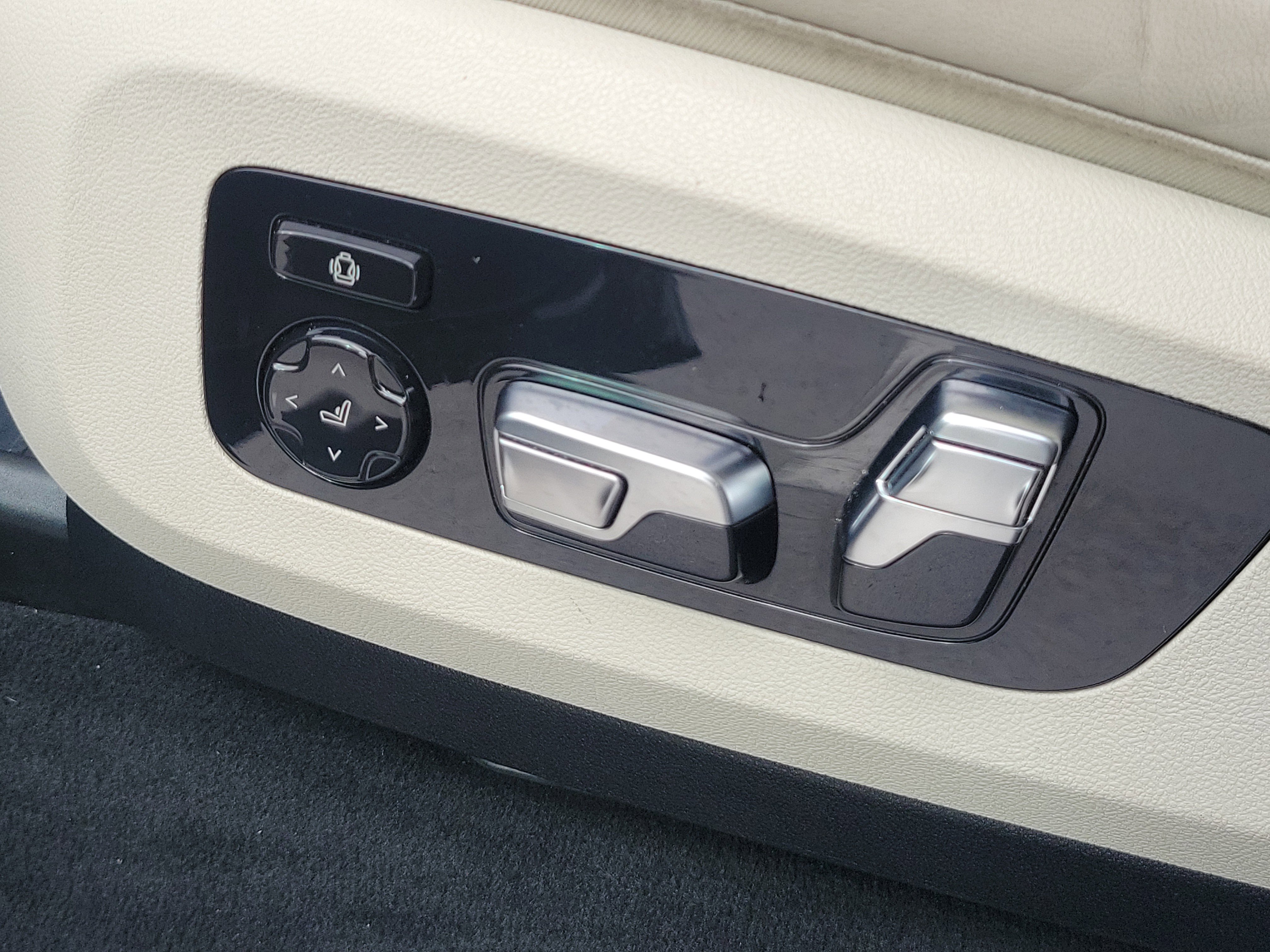 Certified 2023 BMW X7 M60i w/ Executive Package image 24