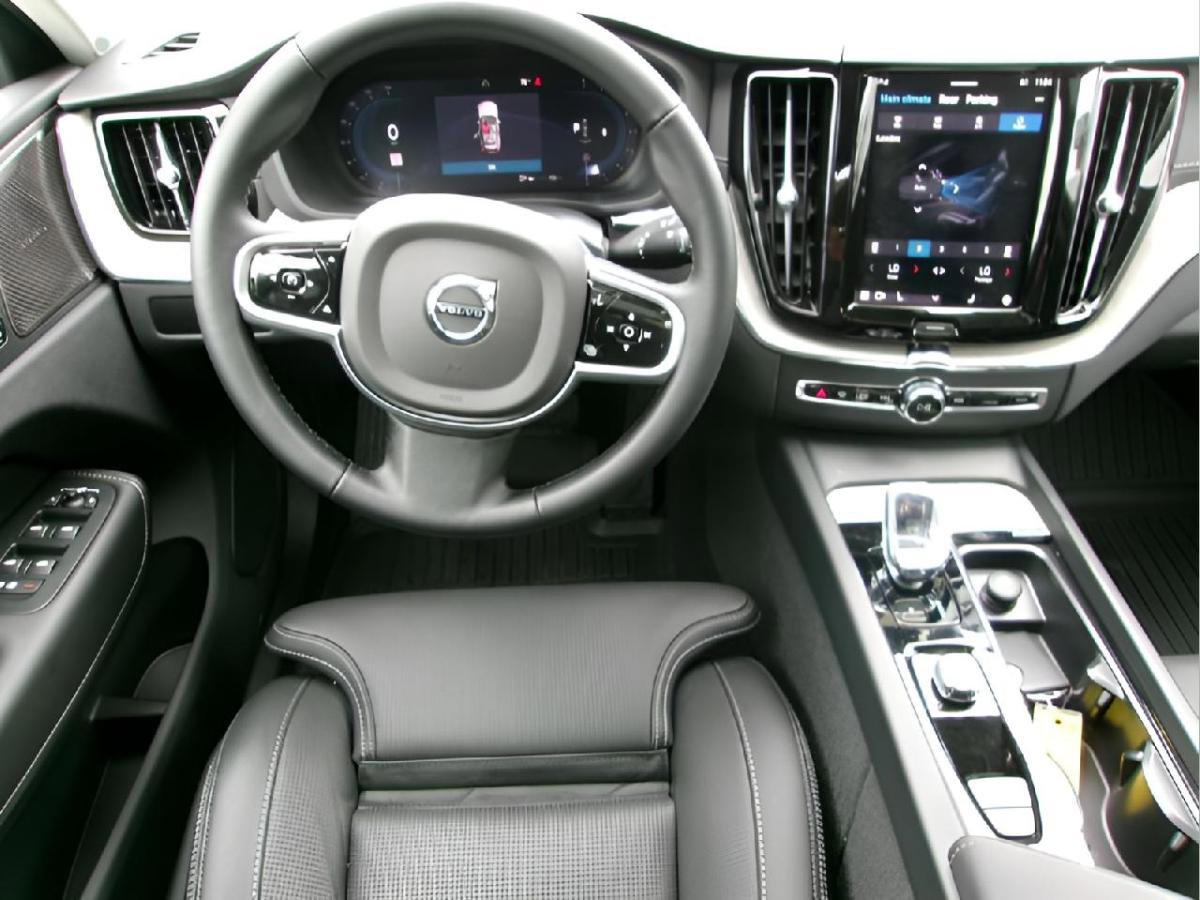 Used 2025 Volvo XC60 B5 Ultra image 11