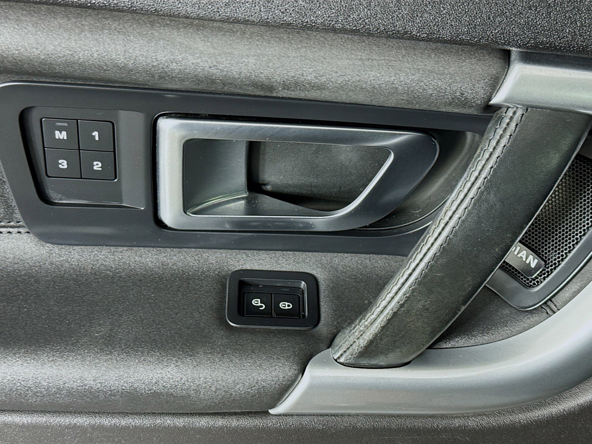 Used 2019 Land Rover Discovery Sport HSE image 23