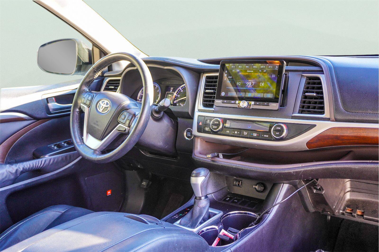 Used 2014 Toyota Highlander Limited Platinum FWD image 14