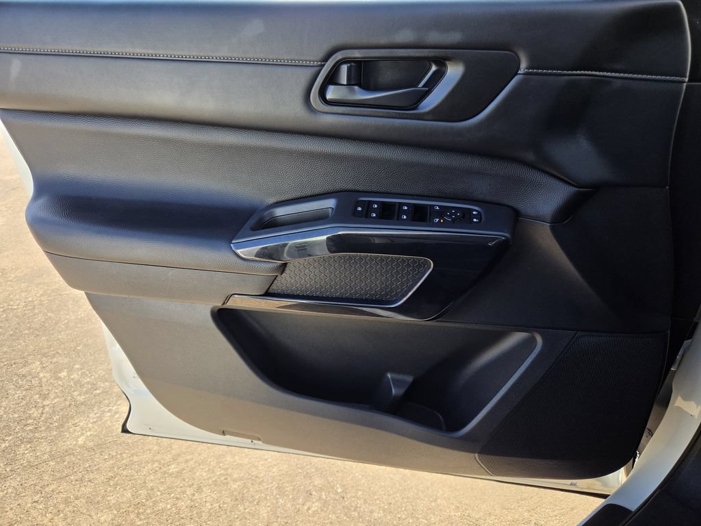 Used 2025 Nissan Pathfinder SV FWD image 25