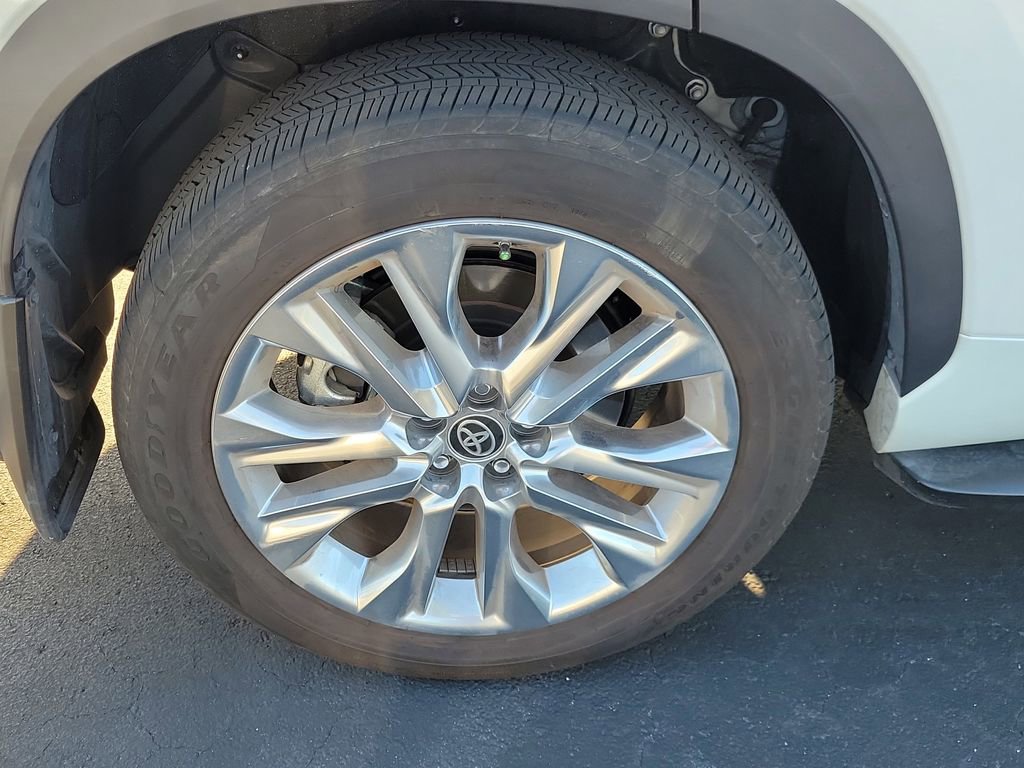 Used 2024 Toyota Highlander Limited FWD image 12