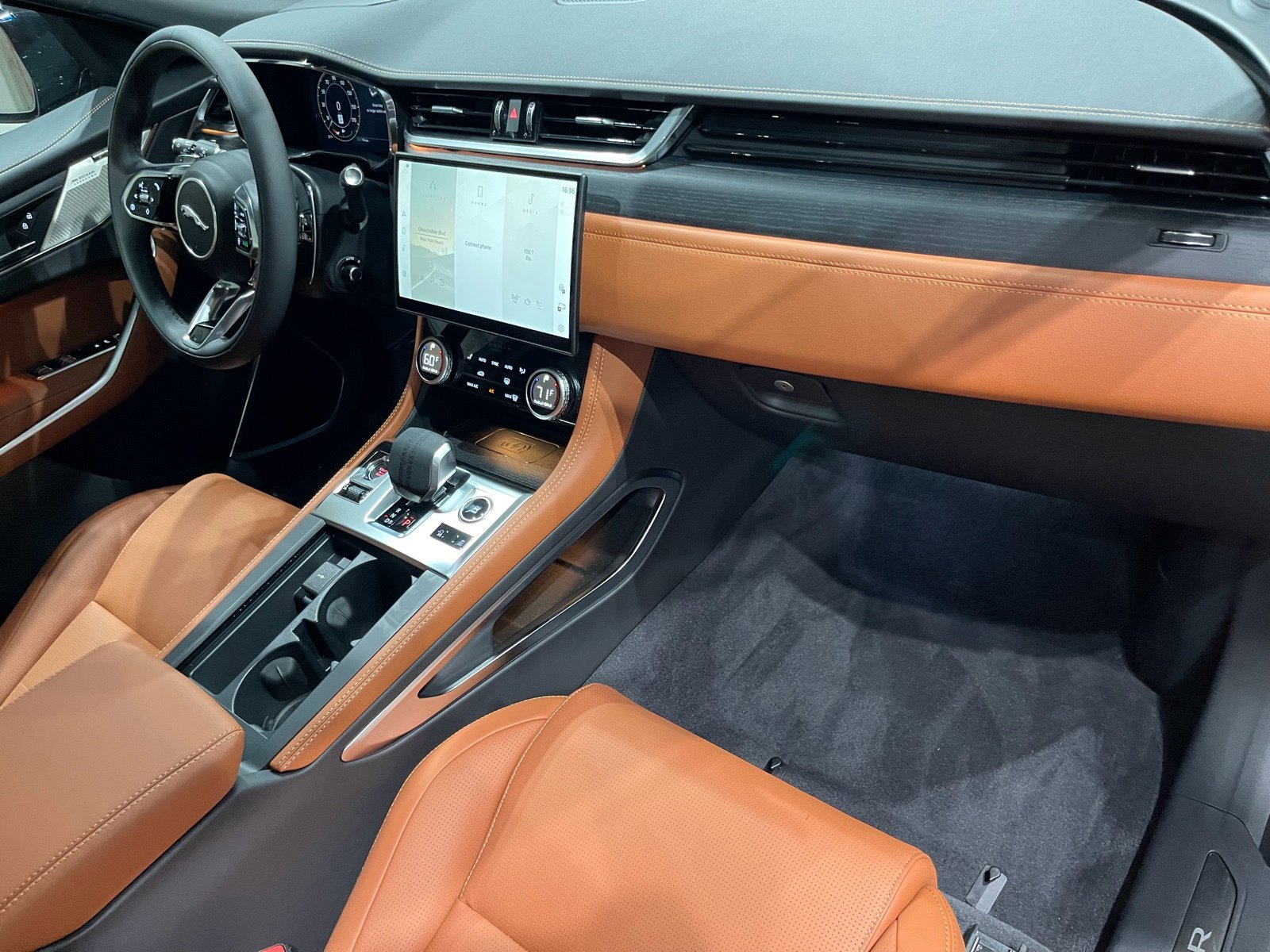 New 2026 Jaguar F-PACE R-Dynamic S image 26