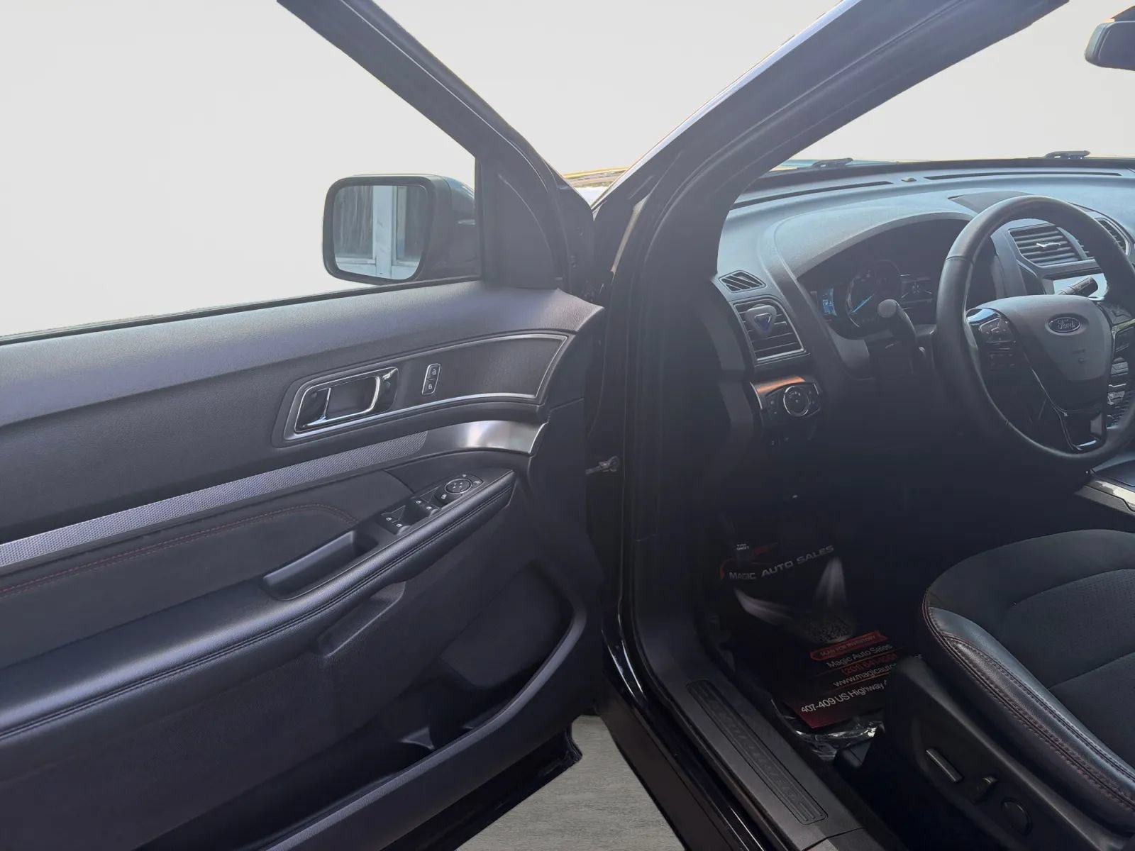 Used 2019 Ford Explorer XLT w/ Equipment Group 202A AWD/4WD image 11