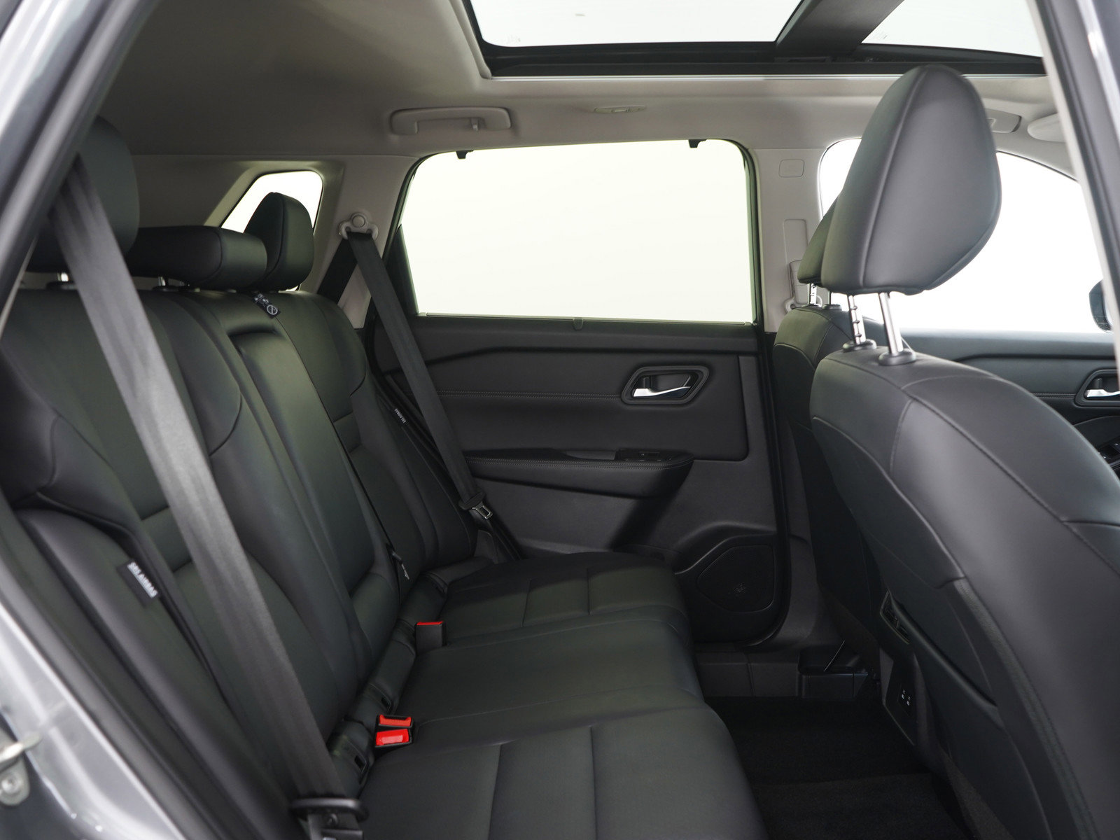 Used 2024 Nissan Rogue SV w/ SV Premium Package image 14