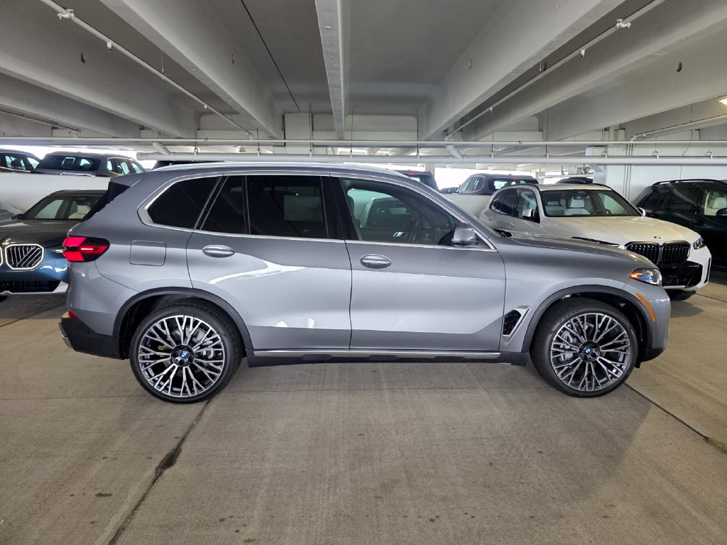 New 2026 BMW X5 xDrive40i w/ Premium Package AWD/4WD image 3