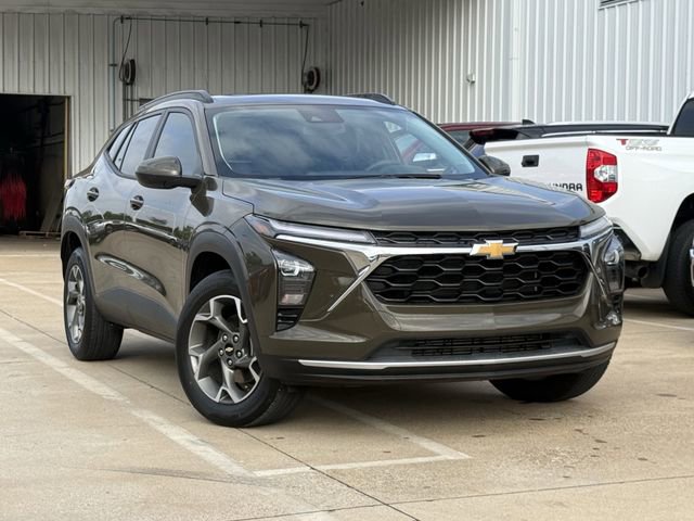 Used 2024 Chevrolet Trax LT w/ Sunroof Package FWD image 2